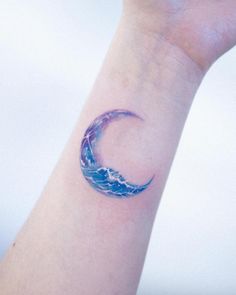 a blue wave tattoo on the wrist is shown in this image, it looks like an ocean wave