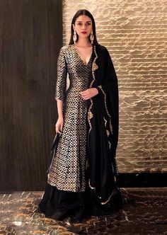 What To Wear To A Winter Wedding: The Complete Guide | Flared benarsi silk brocade kurta with sharara #anarkali #indianwedding #weddingwear #indianfashion Garara Style, Sharara Designs, Indian Outfits Lehenga, Indian Designer Suits, Traditional Indian Outfits