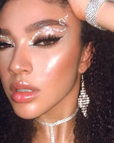 Glitter Makeup Ideas Euphoria, Rave Eye Makeup Rhinestones, Makeup With Gems And Glitter, Sparkle Makeup Aesthetic, Glam And Glitter Makeup, Euphoria Silver Makeup, Silver Iridescent Makeup, Silver Eye Makeup With Gems, Euphoria Makeup With Gems