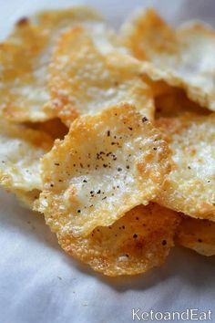 some fried food is sitting on a napkin