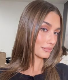 Hailey Bieber Mushroom Hair, Hailey Bieber Honey Blonde Hair, Hailey Beiber Waves, Hailey Beiber Medium Length Hair, Hailey Bieber Hair Straight, Hailey Bieber Hair Brunette, Chocolate Brown Hair Hailey Bieber, Medium Brown Hair 2023, Hailey Bieber Brunette 2022