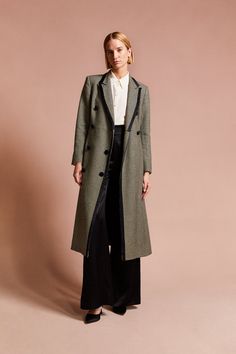 Our Washington Prince of Wales Coat is a chic wardrobe investment, taking inspiration from a vintage hunting coat. Cut from an incredibly soft and warm luxurious cashmere & virgin wool blend Italian cloth, The Washington Coat is extremely flattering, with a modern semi-fitted cut, outlined in chic black silk satin. The coat is also entirely lined in silk satin. The soft A-line midi skirt of the coat has perfectly-placed front pockets. Double breasted button detailing with black silk contrast cov Hunt Coat, Vintage Hunting, London Boutique, Chic Wardrobe, Embellished Shirt, Uk Size 16, Glen Plaid, Polo Neck, Double Breasted Coat