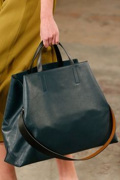 See detail photos for Boss Fall 2016 Ready-to-Wear collection. Bucket Tote Bag, Big Handbags, Handbags Large, Bucket Tote, Bag Suitcase, Women's Handbags, Tote Handbag, Shoulder Messenger Bag, Jewelry Women