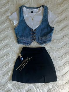 Date Night Outfit Cute Casual, Rachel Green Denim Vest, Jean And Vest Outfit, Fitted Denim Vest Outfit, Fall Denim Vest Outfits, Still Woozy Concert Outfit, 90’s Outfits Aesthetic, Outfits With Jean Vest, Fitted Vest Outfits