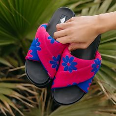 Rocket Dog Breeze Black Slide Sandal: Your Poolside Queenship Awaits – Rocket Dog® Knee High Boots Winter, Pink Slides, Womens Slides Sandals, Rocket Dog, Warm Hug, Womens Slides, New Sneakers, Chunky Platform, Boots Knee