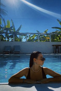 Foto In Piscina Aesthetic, Swimming Pool Story Instagram, Swimpool Photo Ideas, Photo Insta Piscine, Pool Ig Pics, Pool Side Photos, Swimming Pool Aesthetic Photo Ideas, Pool Vacation Pictures