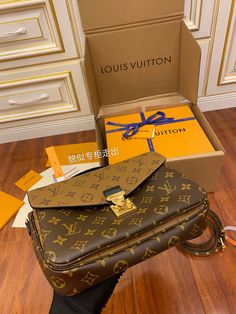 Peta Fashion Lu-Vi bags - 17058 A+ Excellent Quality copies; Contact us if you've any questions in your mind. Fan Fashion, Lv Bag, Evening Bags, Fashion Statement, Mini Bag, Louis Vuitton Bag, Contact Us, Fashion Bags, Clutch Bag