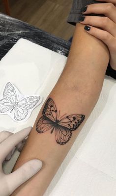 tatuagem elbow tatuagens ariana antebraço borboleta femeninos feminina forearm dainty kendecha delicadas delicada Apes Tattoo, A Butterfly Tattoo, Borboleta Tattoo, Butterfly Tattoo Ideas, Tato Minimal, Forearm Tattoo Women