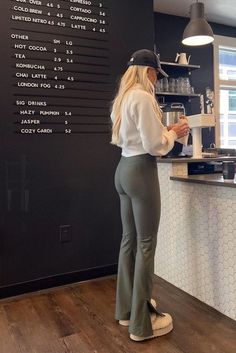 Casual Outfits Uk, Winter Coffee Outfit, Running Errands Winter Outfit, Workout Fall Outfit, Set Winter Outfit, Sunday Errand Outfit, Put Together Athletic Outfits, Women’s Cap Outfit, Outfits With Gray Flare Leggings