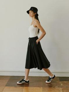 Loose-fit, knee-length flared skirt in cotton. Elasticized waistband with a drawstring. - Knee-length- Regular waist- A-line Modern Knee-length Flowy Skirt, Flowy Knee-length Elastane Skirt, Voluminous Knee-length Skirt For Daywear, Black Knee-length Skirt With Elastic Waistband, Black Gathered Knee-length Skirt, Flare Skirt, Knee Length, Midi Skirt, Loose Fitting