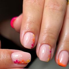 Spring May Nails, Natural Nail With Design, Cute Gel Manicure Ideas, Spring Gel Manicure, Spring Nails Orange, Summer To Fall Nails, Peach Manicure, Orange Flower Nails, Flower Gel Nails