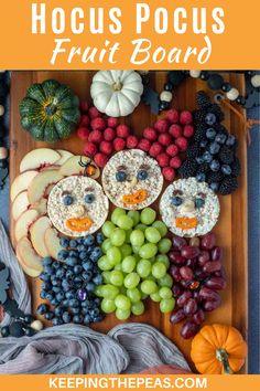 Fruit charcuterie board for Halloween made to look like the Sanderson sisters from Hocus Pocus. Hocus Pocus Fruit Tray, Hocus Pocus Snacks, Charcuterie Vegetarian, Hocus Pocus Board, Hocus Pocus Charcuterie Board, Hocus Pocus Charcuterie, Halloween Work Party, Halloween Movie Night Party