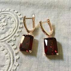 VINTAGE French ART DECO VERY PRETTY EARRINGS IN ROSE GOLD PLATED AND BEAUTIFUL SPARKLING GARNET COLOR RED STONE. VERY ELEGANT EARRINGS, BEAUTIFUL, VERY CHIC MODEL, SPLENDID DESIGNER JEWELRY. LARGE RED GARNET IN THE SHAPE OF A CUSHION: 14 x 10 mm. DIMENSIONS: 32 X 10 mm. WEIGHT: 5.6 gr. IN VERY GOOD SHAPE. BOX NOT INCLUDED. Handmade Red Earrings For Formal Occasions, Elegant Burgundy Earrings For Formal Occasions, Handmade Rose Gold Earrings For Formal Occasions, Vintage Rose Gold Earrings For Party, Garnet Color, Beautiful Rings Vintage, Red Stones, Carved Ring, Deco Vintage