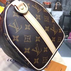 Description L.V Speedy 25 Monogram Canvas For Women, Women’s Handbags 9.8in/25cm LV M41109 Rep 1:1 Size: 25 x 19 x 15 cm / 9.8 x 7.5 x 5.9 inches (Length x Width x Height) Crafted from feminine Damier Azur canvas, the Speedy 35 is a stylish handbag for both travel and daily use. Launched in 1930 as the “Express” and inspired by that era’s rapid transit, today’s updated Speedy remains a timeless House icon, with its unmistakable silhouette, rolled leather handles and engraved, signature padlock. Speedy 25 Monogram, Lv Speedy 25, Timeless House, Baby Tote Bag, House Icon, Lv Speedy, Louis Vuitton Speedy 25, Speedy 35, Rapid Transit