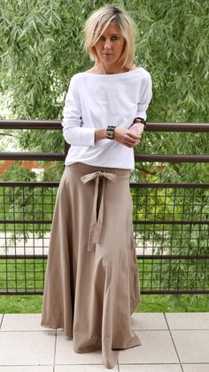 Long skirt with bow or tie to cotton - thanks to 2 loose ribbons, sewn on wide rubber and of course with pockets. Made of 100% cotton knit. It's perfect for sandals, sneakers and even pins. Size (Length / width at the waist (without stretching the rubber)) EU 36 - S (95/72) 38 - M (96/76) 40 - L (97/80) 42 - XL (98/84) Dimensions in cm. 100% product EU / 100% cotton US - UK - EU/DE 6 - 8 - 36/S 8 - 10 - 38/M 10 - 12 - 40/L 12 - 14 - 42/XL Round Skirt, Long Cotton Skirt, Skirt Circle, Unique Skirt, Skirt With Bow, Red Midi Skirt, Green Midi Skirt, Long Skirt Summer, Unique Skirts