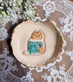 a decorative plate with a cat on it