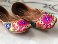 Timeless beauty is 'BANJARA BALLET' to be clubbed with any outfit to get the stunning glaze.This subtle off white and multicolored embroidery jutti is a contemporary classic pair of juttis which is a perfect accompaniment to just about anything.*Ethnic Shoes/Women Flats/Handmade Indian Designer Women Shoes or Slippers/Royal shoes/traditional style WomenSPECIFICATIONS:•Upper/Panna -Off White/Cream fabric base with embroidery•Back/Adda - Off White/Cream fabric base with embroidery•Lining - Leather Royal Shoes, Pink Dress Shoes, White Dress Shoes, Off White Dresses, Rose Orange, Women Flats, Cream Fabric, Shoes Pink, Contemporary Classic