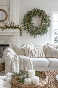 Unique Christmas Decor Ideas, Unique Christmas Decor, Christmas Coffee Table Decor, Scandinavian Winter, Cozy Ideas, Cozy Christmas Decor, Unique Christmas Decorations, Christmas Living Rooms, Rustic Holiday