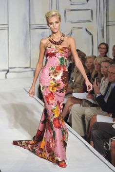 Oscar de la Renta Flower Runway, Floral Ball Gown, Formal Clothes, Oscar Fashion, Fashion Walk, Classic Names, New York Spring, Red Carpet Gowns, American Fashion Designers