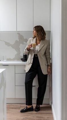 Businesswoman drinking coffee in her kitchen before a meeting Chic Modern Work Outfits, Minimalist Fashion Office, Modern Work Clothes Women, Work Meeting Outfits Summer, Corporate Fashion Midsize, Elevated Business Casual Outfits For Women, Casual Work Outfits Fall Midsize, Curvy Workwear Business Casual, Summer Work Outfits Office Midsize