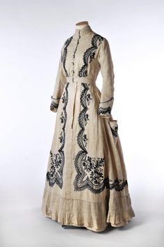 Rate the Dress: Sportswear, 1870s style - The Dreamstress 1890s Day Dress, House Of Worth, 1890s Fashion, Victorian Dresses, 1900s Fashion, Fashion Through The Ages, Historical Dress, Historic Fashion, Edwardian Dress