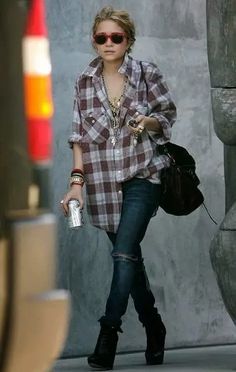 7 Lovely Street Style Looks from Ashley Olsen to Recreate ... How To Wear Flannels, Tennis Girl, Look Grunge, Flannel Outfits, Street Style Grunge, Olsen Twins, Mary Kate Olsen, Ashley Olsen, Bohol