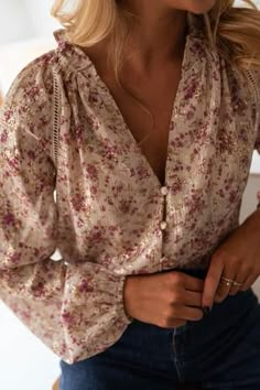 Beige Lane Blouse – Easy Clothes North America Neutral Blouse Outfit, Hamptons Fall Outfit, Vintage Romantic Aesthetic Outfits, Pretty Blouses For Women Classy, Romantic Autumn Outfit, Soft Chic Outfit, Winter Blouses For Women, Romantic Outfits For Women, Fall Blouses For Women