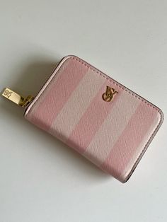 #victoriasecret #wallet #vs #victoriasecretwallet #smallwalletwithazip Victoria’s Secret Wallet, Wallets For Women Aesthetic, Cute Wallet Aesthetic, Preppy Wallet, Wallets Aesthetic, Wants List, Vs Wallet, Vs Clothes, Vs Purse