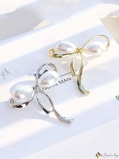 Bird in Bag - Exquisite Pearl Bow Brooch Pin: A Versatile and Stylish Accessory for Scarves, Sweaters, Blazers, and Bags – Prevents Exposure with Fashionable Elegance, Ideal for Gifting on Valentines Day or Birthdays Gift Bow Brooch, White Ribbon Brooches For Party, Elegant Ribbon Brooches For Gift, Elegant Ribbon Brooches As Gift, Elegant Brooches With Ribbon For Gifts, Elegant White Pins For Party, Elegant White Pins For Parties, Elegant Bow Pins As A Gift, Elegant White Party Pins