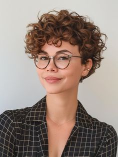 Pixie 2024, Short Haircuts Curly Hair, Pixie Cut Curly Hair, Versatile Haircut, Short Curly Cuts, Diy Curls, Curly Cut, Short Permed Hair, Super Short Haircuts