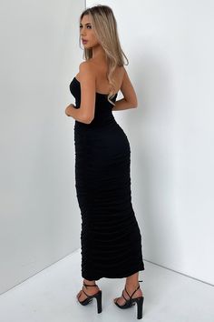 A little strapless moment is just what we were after! Our fierce Tonic Maxi is a babe to die for featuring a strapless cut, a body hugging fit with stretchy, double lined fabrication and ruching details on either sides. Style this doll with white strappy heels, gold accessories and some pretty wavy curls for a cocktail look for keep it casj with some sneakers. FABRICATION: 100% polyester SIZING: Olivia's height is 163cm / 5'3 and wears a size AU6/US2. Cocktail Look, White Strappy Heels, Green Swimwear, Summer Formal Dresses, Prom Dresses Long Pink, Red Swimwear, Wavy Curls, White Swimwear, Blue Swimwear