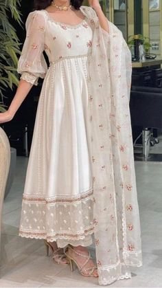 Indian Dresses For Women, Trendy Outfits Indian, Traditional Indian Dress, Desi Fashion Casual, Pakistani Fancy Dresses, Beautiful Pakistani Dresses, Salwar Kamiz, Indian Dresses Traditional, Traditional Indian Outfits