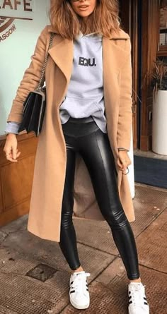 Trendy Street Style Outfits, Lederhosen Outfit, Look Legging, Fall Fashion Coats, Leather Pants Outfit, Tan Coat, Coat Street Style, Black Leather Pants, Legging Outfits