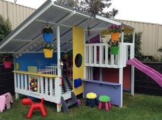 a child's play house in the backyard