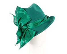 Elegant green trilby fedora hat with upturned brim, decorated with real silk abaca. This winter felt hat will a perfect addition to an autumn or winter special occasion outfit.  Made in Australia  Pure wool felt  Bespoke creation Ladies Winter Fashion, Trilby Fedora, Occasion Outfit, Felt Fedora, Special Occasion Outfits, Green Hats, Felt Hat, Fedora Hat, Hat Designs