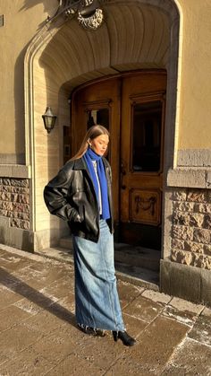 Long Jean Skirt Outfits Winter, Outfits For Medium Sized Women, Long Denim Skirt Outfit Winter, Long Denim Skirt Outfits, Skirt Outfits For Women, Sofia Boman, Long Denim Skirt Outfit, Wardrobe Dressing, Fashion Dresses For Women