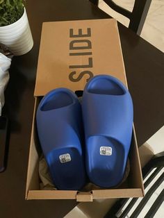 Azure Yeezy Slides Outfit, Blue Yeezy Slides Outfit, Blue Yeezy Slides, Estilo Drip, Blue Yeezy, Boys Fashion Aesthetic, Yeezy Slides Outfit, Adidas Yeezy Slides, Blue Slides