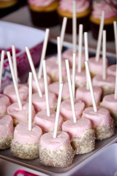 marshmallows are arranged on top of each other with toothpicks sticking out of them