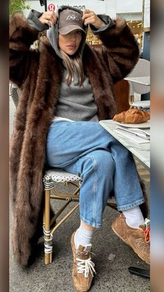 Eccentric Outfits Street Style, Layered Outfits Fall, Casual Layered Outfits, Tiktok Inspiration, Winter Bunny, Exotic Fashion, Street Style Winter, Layering Outfits, Fur Coats