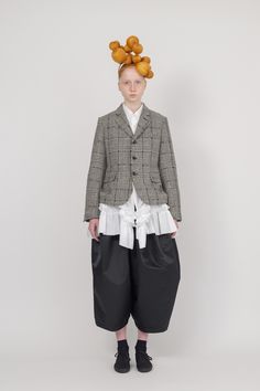 Comme des Garçons Comme des Garçons Fall 2019 Ready-to-Wear Fashion Show Collection: See the complete Comme des Garçons Comme des Garçons Fall 2019 Ready-to-Wear collection. Look 1 Outfit Magazine, Black Runway, Rei Kawakubo Comme Des Garcons, Comme Des Garcons Black, Rei Kawakubo, Vogue Germany, Hand Making, Quirky Fashion, Top 40