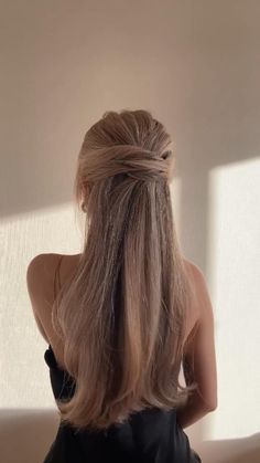 Love at First Sight Styles: Hairstyles to Turn Heads on Valentine's Day Prom Hairstyle, Simple Prom Hair, Guest Hair, Bridesmaid Hair Makeup, 2024 Prom, Elegant Wedding Hair, Easy Hair Updos, Wedding Guest Hairstyles