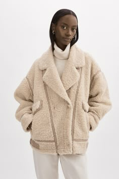 Idéale en superposition lorsque les saisons changent, cette veste oversize est fabriquée en sherpa pelucheux et présente un col à revers avec des éléments en similicuir. Avec sa coupe décontractée, elle se superpose facilement aux tricots épais et aux cols roulés. Oversized Sherpa Jacket, Faux Shearling Jacket, Sherpa Coat, Sherpa Jacket, Double Breasted Jacket, Oversized Jacket, Shearling Jacket, Faux Fur Jacket, Jeffrey Campbell