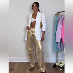 Relaxed Fit - Straight Leg - Mid Waist Zw Zara Woman Metallic Mid-Rise Pants With Belt Loops. Five Pockets. Front Hidden Button Closure. Code Dress, Zara Wide Leg Jeans, Zara Denim Jeans, Gold Jeans, Black Bootcut Jeans, Pants With Belt, Blue Flare Jeans, Mid Waist Jeans, Zara Gold