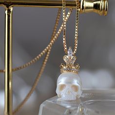 💀CUSTOM made to order Every single piece is hand-carved for the order. Please notice that every skull piece is unique and may have a slightly different shape  💀PEARLS:  Genuine White Freshwater Pearl  Ranging in size, from 10mm to 12mm.  💀NECKLACE : 14Kt Yellow Gold Filled - Box Chain 1mm 18 - 24 inches 925 Sterling Silver - Box Chain 1mm 18 - 24 inches 💀Crown Metal: 14k Yellow Gold Vermeil (Gold over Silver) 925 Sterling Silver 💀 Authentic Metal Quality Guaranteed! Rest assured that all the metal qualities mentioned in the description are accurately represented. Occasionally, due to the small size of the product, a hallmark may not be stamped onto the item. You can verify the authenticity of the metal at any local jewelry store. We prioritize transparency to ensure you receive the qu Pearl Skull Necklace, Luxury Engraved Skull Jewelry, Luxury Skull Jewelry For Gifts, Luxury Skull Shaped Jewelry For Gift, Gold Gothic Jewelry, Pearl Skull, Carved Pearl, Skull Crown, Gothic Pendant