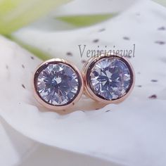 Stud Earring, 2 CT Round Cut Colorless Moissanite Earring Gift For Her, Dainty Earring, Solitaire Earrings, 10k Rose Gold Bezel Set Earring ✪ ITEMS SPECIFICATION -:- Brand Name                     : Veniciajewel -:- Center Stone Use            : Moissanite -:- Main Stone Shapes         : Round Cut -:- Main Stone Color            : White (G) -:- Stone Clarity                    : VVS1 -:- Total Carat Wight            : 2.00 CT (App.) -:- Stone Size                        : 6.5 mm -:- Metal Types and Purity  : 925 Silver, 10K Gold, 14K Gold -:- Stone Setting                  : Bezel Setting -:- Guarantee                        : Test Positive & Life time Brilliance ✪ 𝐘𝐎𝐔𝐑 𝐏𝐔𝐑𝐂𝐇𝐀𝐒𝐄 𝐖𝐈𝐋𝐋 𝐈𝐍𝐂𝐋𝐔𝐃𝐄 ★ Free Shipping ★ Free Ring Box ★ Free Gift Box Wrapping ★ Free Engraving ★ Stone Shapes, Box Wrapping, Bezel Set Earrings, Solitaire Earrings, Earring Gift, Moissanite Earrings, Stone Setting, Gold Stone, Dainty Earrings