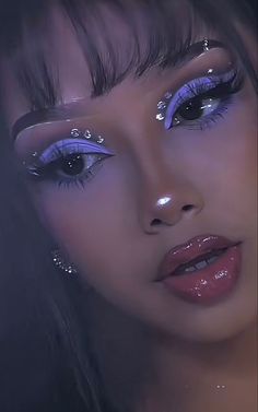 ₊˚ෆ Follow me for more 𐙚 visit my boards ₊˚ෆ Purple Eye Makeup Concert, Wing Eye Makeup Looks, Euphoria Hoco Makeup, 2016 Full Glam Makeup, Pink Rave Makeup Looks, Fair Make Up Ideas, Fairy Goddess Makeup, Pisces Eye Makeup, Purple Fairy Aesthetic Outfit