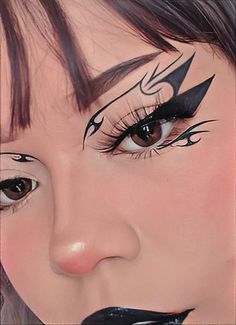 Crazy Graphic Liner, Emo Graphic Liner, Cool Eyeliner Looks Creative, Dramatic Eyeliner Looks, Cool Black Eyeliner Looks, Hooded Eye Graphic Liner, Aesthetic Eyeliner Looks, Snake Eyeliner, Alt Graphic Liner