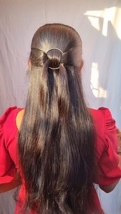 Nisha Ghosh | content creator | Try this easy claw clip hairstyle hack ✅♥️ . . . .#hairstyleoftheday #hairstyletutorial #hairoftheday #hack #hair #hairstyles #hairideas… | Instagram Dress Dizain, Simple Hairstyle For Saree, Hair Accessories Updo, Hair Style On Saree