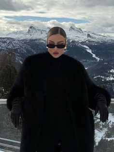 'Mob Wife' style: The only 5 things you need to get the look | HELLO! Mafia Wives, Fur Coat Outfit, Outfit Elegantes, Black Fur Coat, Snow Outfit