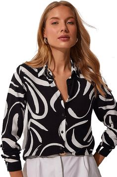 12 Professional Outfit Ideas That Will Make You Look Like a CEO - Miranda's Mind Lapel Top, Stylish Blouse, Black And White Blouse, Beautiful Blouses, Loose Tops, Women Shirts Blouse